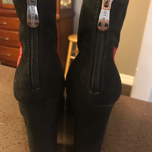 Cape Robbin women’s 6 ankle booties, embroidered, black and red - Picture 3 of 5